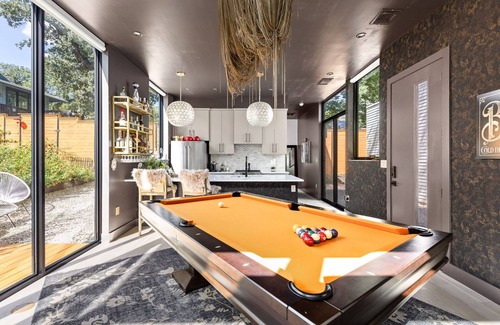 Clarksville House | Luxury Downtown Austin Guest House-2BR/2.5BA-Billiards Lounge-Patio-Parking