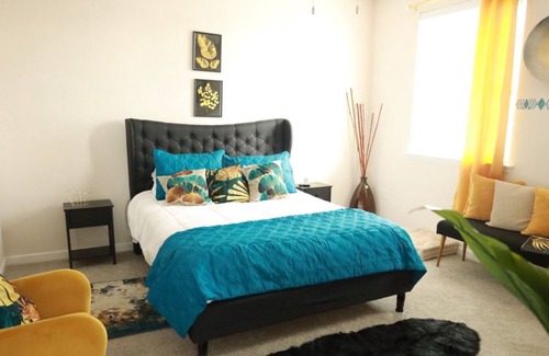 Downtown Baltimore Apartment | Luxury Downtown Baltimore Apt ,Gym, & Free street parking. Close to Inner Harbor