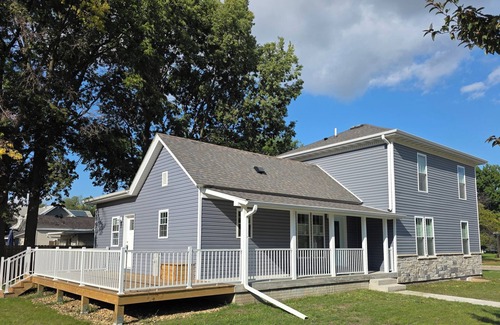 Cedar Falls House | Luxury Downtown Cedar Falls Retreat - Sleeps 12