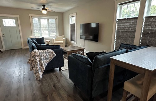 Cedar Falls House | Luxury Downtown Cedar Falls Retreat - Sleeps 12