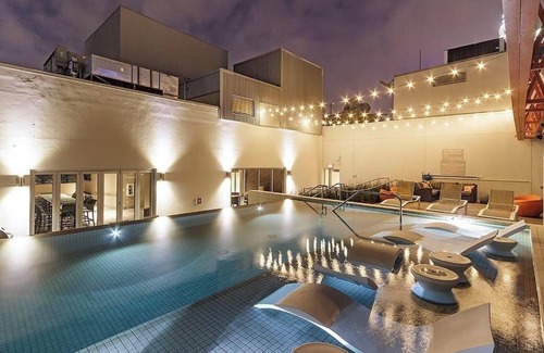 Downtown Dallas Apartment | Luxury Downtown Dallas 17th Floor High-Rise, City View, Pool, Gym & Free Parking