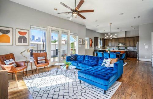 East Downtown Houston House | Luxury Downtown Home w Rooftop Deck in the Skyline