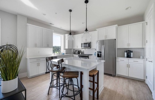 Central Business District Apartment | Luxury Downtown Loft, Balcony and Rooftop Bar!
