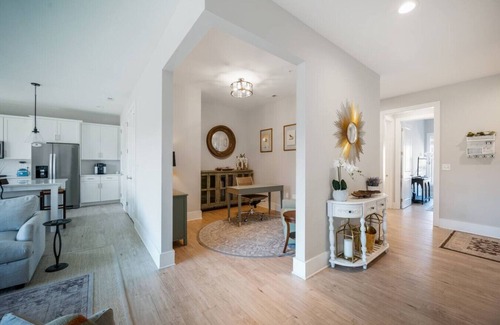 Central Business District Apartment | Luxury Downtown Loft, Balcony and Rooftop Bar!