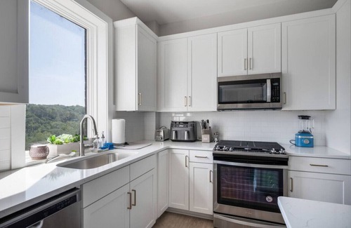 Central Business District Apartment | Luxury Downtown Loft, Balcony and Rooftop Bar!