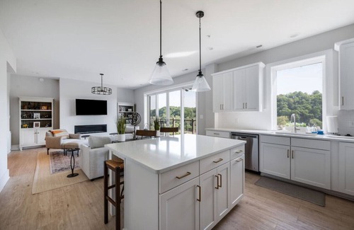 Central Business District Apartment | Luxury Downtown Loft, Balcony and Rooftop Bar!