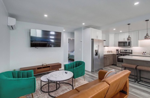Stockton House | Luxury Downtown Oasis with Spa