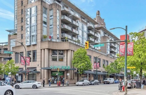 Central Apartment | Luxury Downtown Ocean+Mountain views A/C Comfort nPool/hot tub/sauna/gym