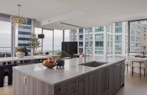 The Loop Apartment | Luxury Downtown PH: Bean & Lake Views
