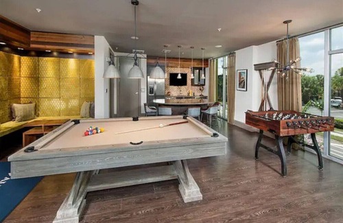Hyde Park Apartment | Luxury downtown retreat /Pool, Gym, FREE parking!