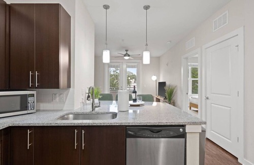 Hyde Park Apartment | Luxury downtown retreat /Pool, Gym, FREE parking!