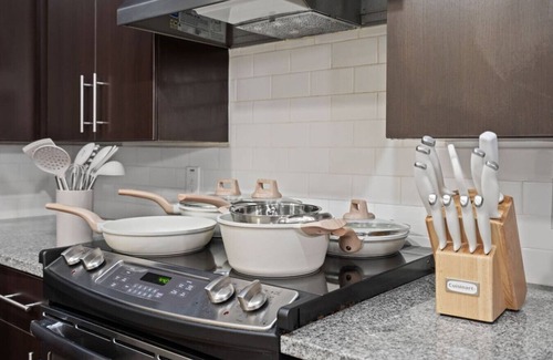 Hyde Park Apartment | Luxury downtown retreat /Pool, Gym, FREE parking!