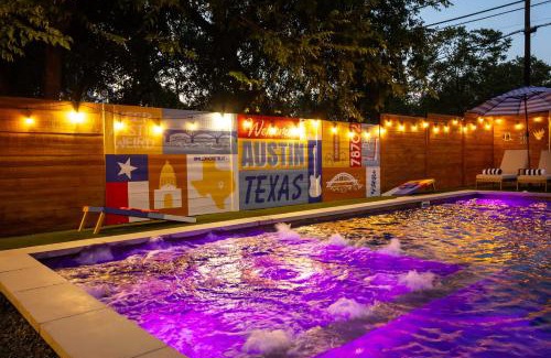 East Cesar Chavez House | Luxury Downtown Retreat with Pool and Hot Tub, 6Bdr