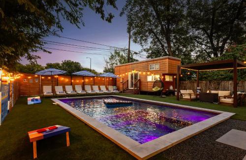 East Cesar Chavez House | Luxury Downtown Retreat with Pool and Hot Tub, 6Bdr
