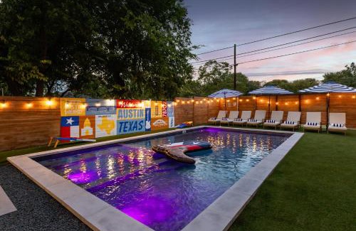East Cesar Chavez House | Luxury Downtown Retreat with Pool and Hot Tub, 6Bdr