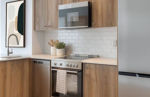 Kitchener Condo | “Luxury Downtown Stay at Duo Condos – Hot Tub, Games Room & More!”