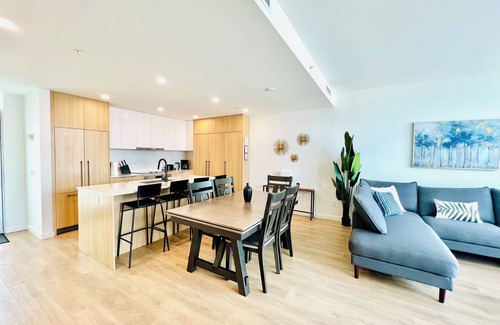 Surrey Condo | Luxury Downtown Townhome with View