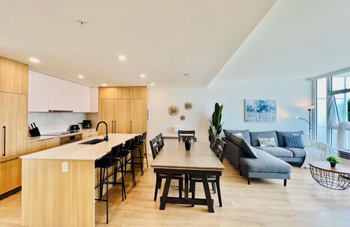Surrey Condo | Luxury Downtown Townhome with View