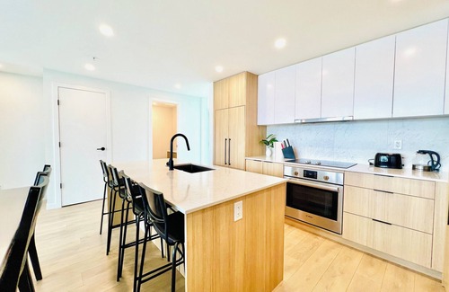 Surrey Condo | Luxury Downtown Townhome with View