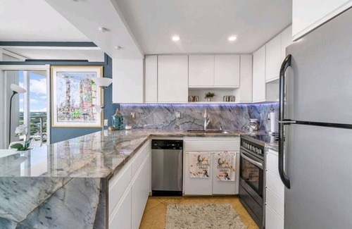 Downtown Hollywood Condo | Luxury Dwntwn Condo In The Sky – 1 Mile To Beach – King Bed – W/D – 3 Balconies
