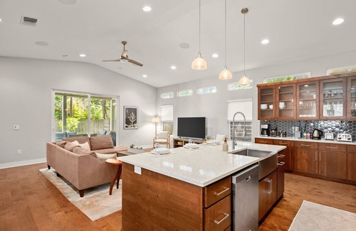 Govalle House | Luxury East Austin near Downtown w/Heated POOL