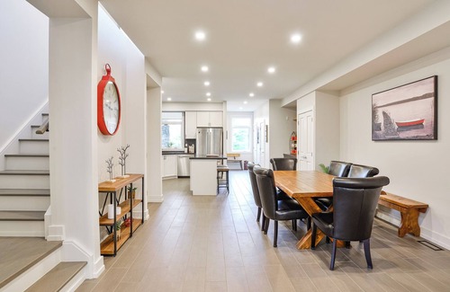 Gravenhurst House | Luxury End-Unit Townhome in Muskoka Bay Resort