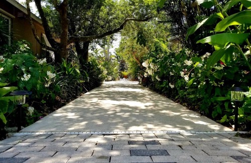 Central Naples Apartment | Luxury Escape : 1 Mile from the Beach!