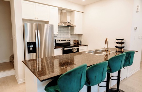 Ajax House | Luxury Escape 2-Bed Townhouse Near Waterfront, Casino, Resort & Downtown