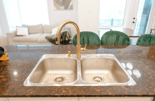 Ajax House | Luxury Escape 2-Bed Townhouse Near Waterfront, Casino, Resort & Downtown