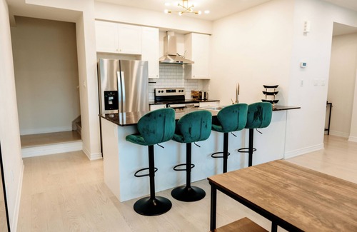 Ajax House | Luxury Escape 2-Bed Townhouse Near Waterfront, Casino, Resort & Downtown