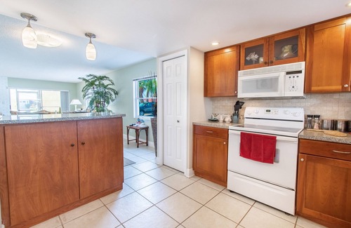 St. Petersburg Condo | Luxury escape, clean, 1.5 ml to beach & Eckerd, cozy, roomy, family friendly