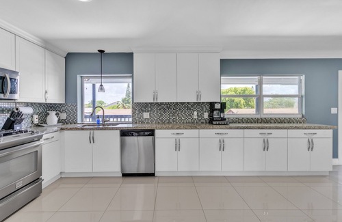 Cutler Bay Villa | Luxury Escape: Pool, Hot Tub, Gym and More! by RedAwning