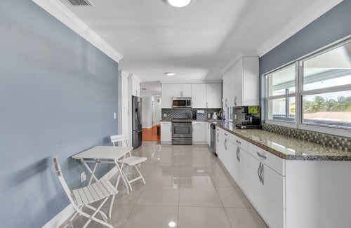 Cutler Bay Villa | Luxury Escape: Pool, Hot Tub, Gym and More! by RedAwning