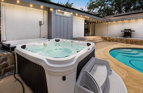 Plano House | Luxury Escape - Pool, Hot Tub, Arcade, Games, BBQ & Outdoor Lounge!