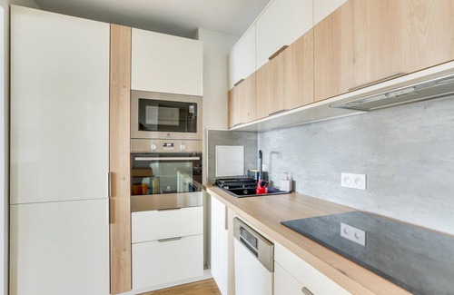 Plaisance Apartment | Luxury Facing the Eiffel Tower, Metro 1 min away, Parking