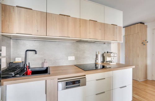 Plaisance Apartment | Luxury Facing the Eiffel Tower, Metro 1 min away, Parking