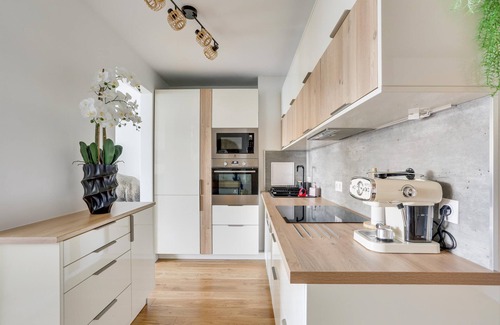 Plaisance Apartment | Luxury Facing the Eiffel Tower, Metro 1 min away, Parking