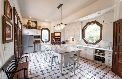 Newnan House | Luxury Fall Retreat Newnan, Steps from Downtown