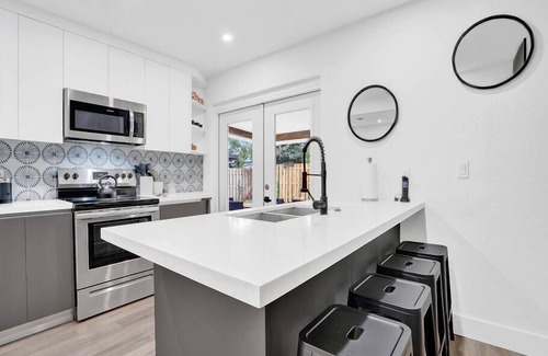 North Andrews Gardens House | Luxury Family and Business Travel Home with Yard!