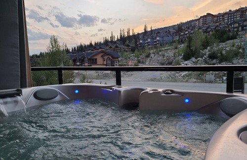 Big White Ski Resort Condo | Luxury family friendly condo with private hot tub and ski in/out to green run