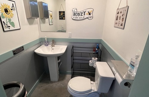 Navasota RV Rental | Luxury Family Glamping at BeeWeaver Honey Farm