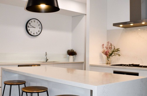 Kennington House | Luxury family home with pool. 3 minutes from CBD.