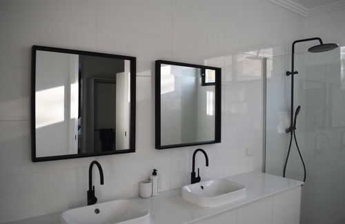 Kennington House | Luxury family home with pool. 3 minutes from CBD.