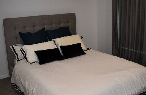 Kennington House | Luxury family home with pool. 3 minutes from CBD.