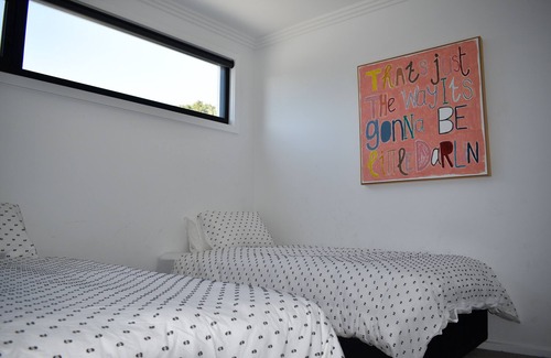Kennington House | Luxury family home with pool. 3 minutes from CBD.