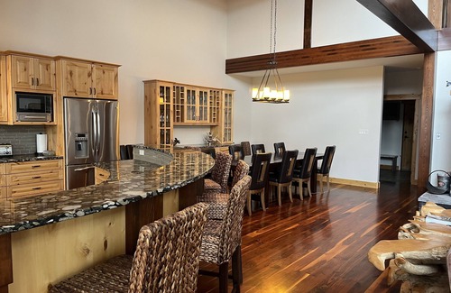 70 Mile House House | Luxury family retreat with room for 20 guests on beautiful Green Lake in Cariboo
