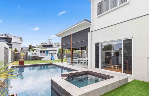 Pialba House | Luxury Family Retreat on the Esplanade. Across street from beach, Pet friendly