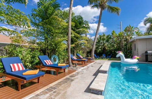 Dania Beach House | Luxury Family Villa with Salt Water Heated Pool & Hot Tub by the Beach!