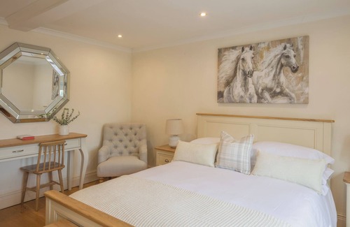 Wellingborough Cabin | Luxury farmhouse/lodge on scenic meadow and orchard. Pet-Friendly! w/Office