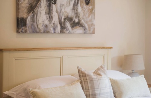 Wellingborough Cabin | Luxury farmhouse/lodge on scenic meadow and orchard. Pet-Friendly! w/Office